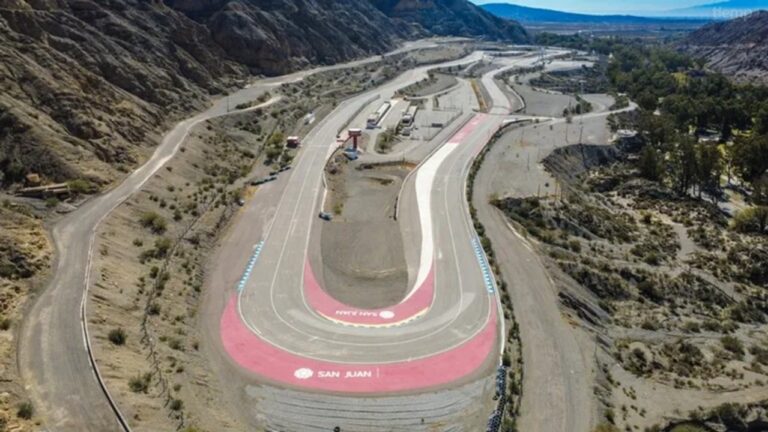 Vista aérea del Autódromo Eduardo Copello en la Quebrada del Zonda, San Juan, con autos de competición en pista.