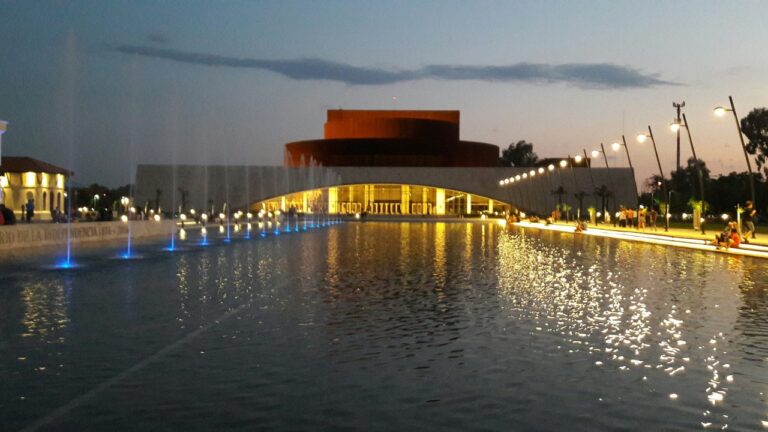 Fachada del Teatro del Bicentenario de San Juan, edificio cultural moderno.