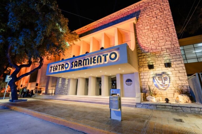 Fachada del Teatro Sarmiento de San Juan, cartelera de abril.