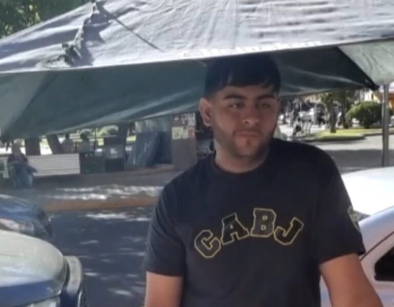 Nicolás, vendedor informal de praliné y golosinas, en su puesto en la calle Mendoza del microcentro de San Juan.