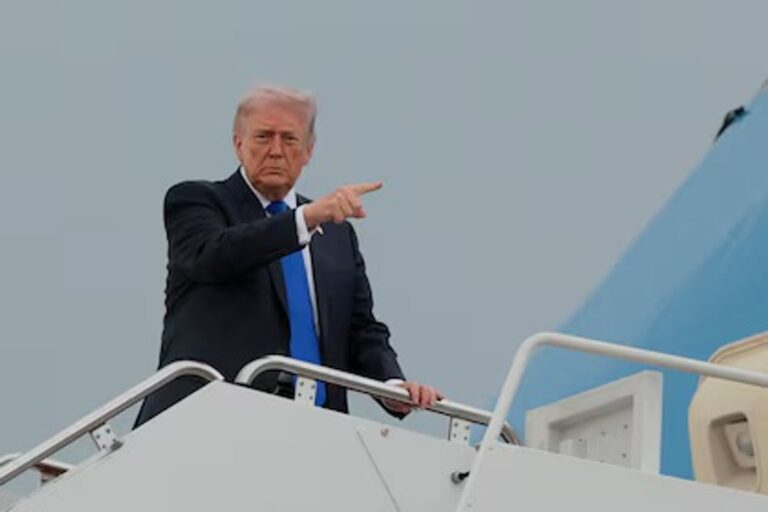 Donald Trump en conferencia de prensa anunciando cancelación de viaje negociadores a Pakistán
