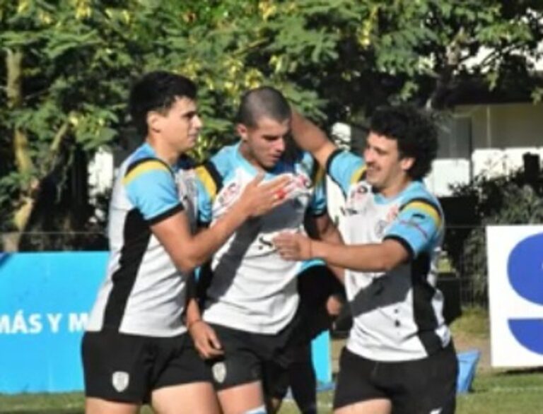 Jugadores de Universitario Rugby Club en el campo de juego durante un partido