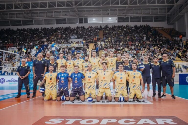 Celebración del cuerpo técnico y jugadores de UPCN San Juan tras ganar la final de la Liga de Voleibol Argentino 2025/26.