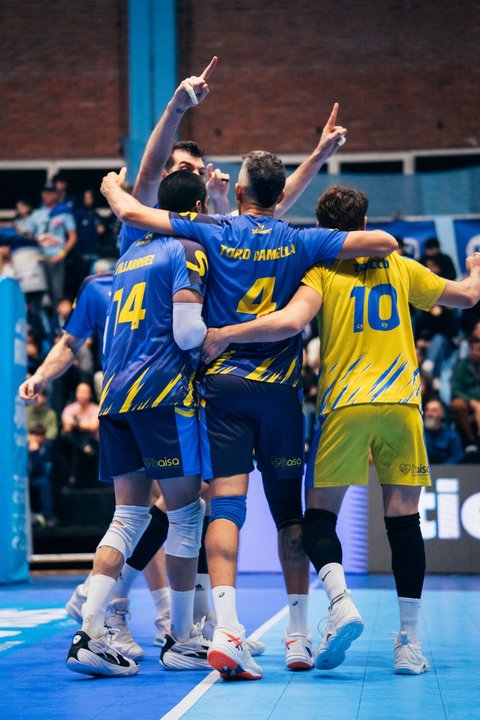 Jugadores de UPCN San Juan Vóley celebrando un punto en el partido contra Ciudad Vóley.
