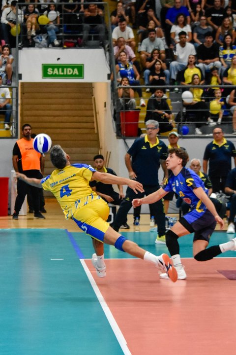 Jugadores de UPCN San Juan Vóley celebran el título de campeón de la Liga de Vóleibol Argentina 2025/26.
