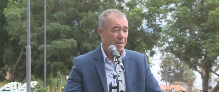 Vicegobernador Fabián Martín durante el acto por el Día del Veterano y de los Caídos en Malvinas en Plaza España, San Juan.