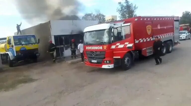 Incendio en depósito de Santa Lucía con columna de humo visible