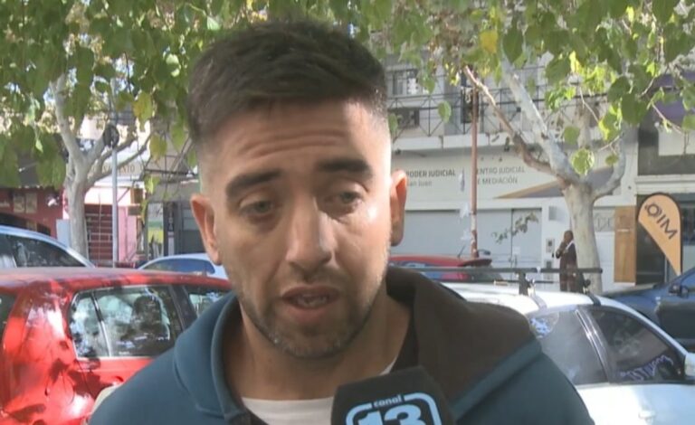 Vehículo de UBER y patrulla policial en Chimbas, San Juan