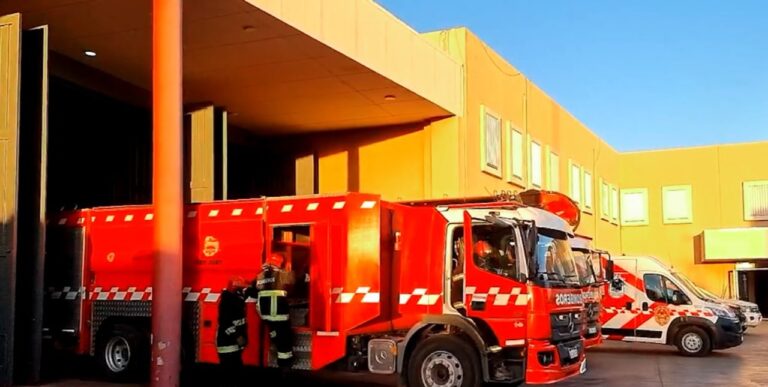Bomberos de San Juan durante una intervención en un incendio forestal