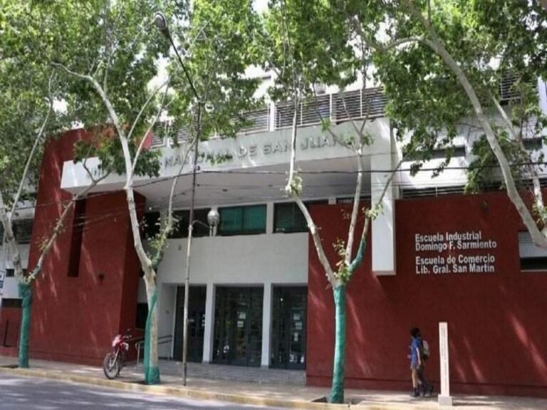 Edificio de la Universidad Nacional de San Juan con cartel de suspensión de clases por viento Zonda