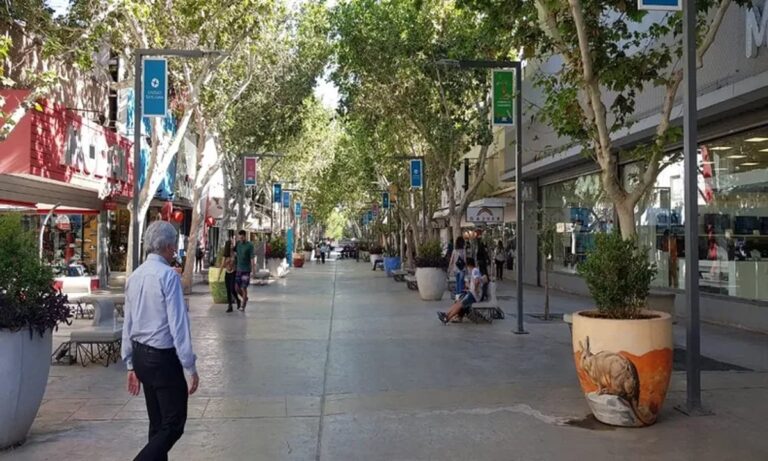 Ropa de invierno en un local comercial de San Juan