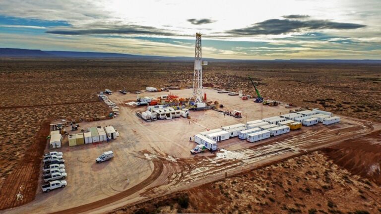 Vista de la formación Vaca Muerta con pozos petroleros y equipos de extracción